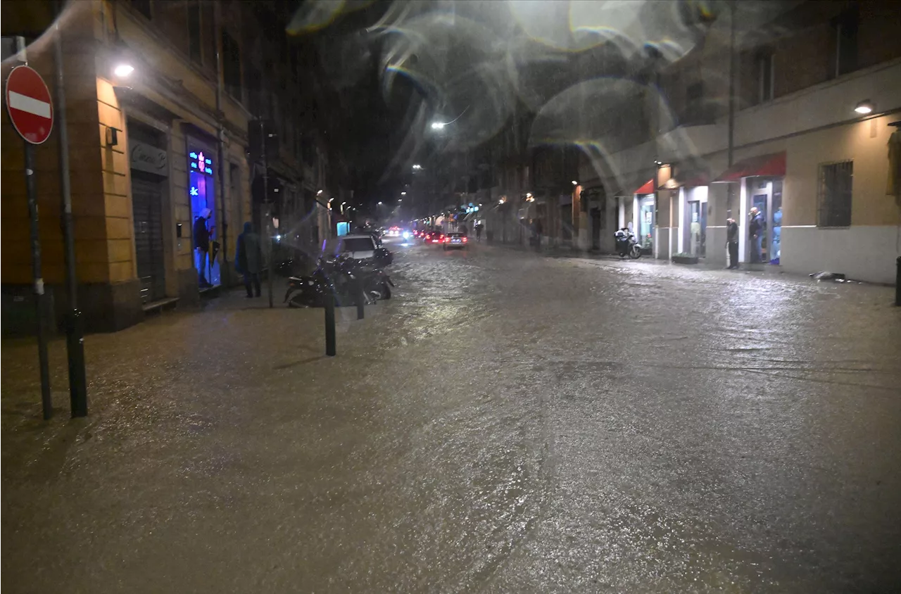 Maltempo Emilia-Romagna, alluvione a Bologna: consegne rider sotto diluvio, esposto a Procura