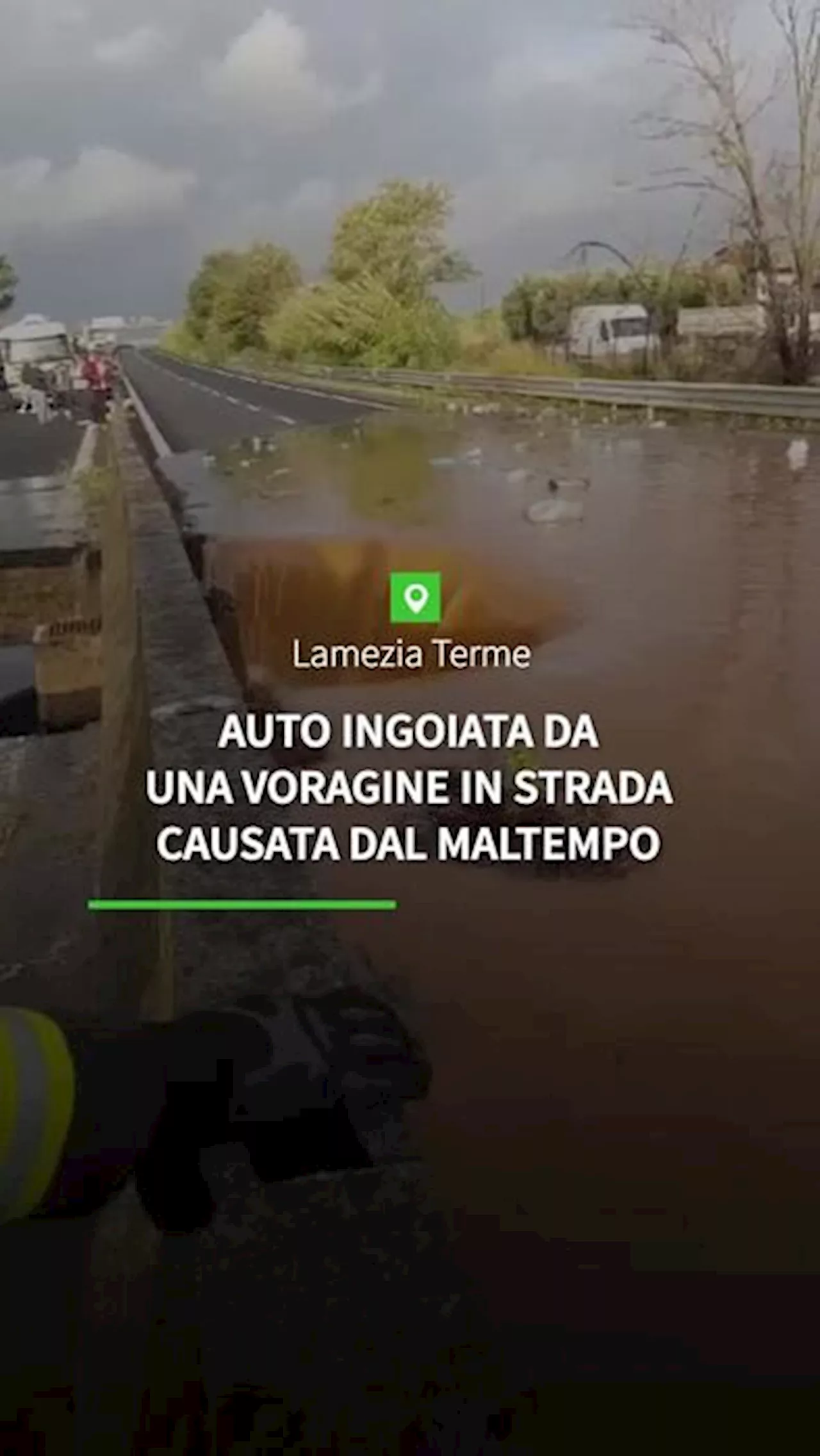 Lamezia Terme, auto ingoiata da una voragine sulla statale 280