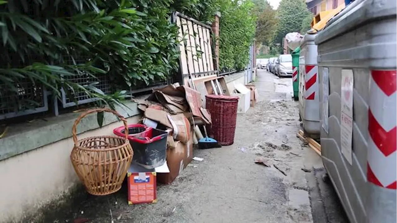 Maltempo, la pulizia dal fango e dai detriti delle strade di Bologna