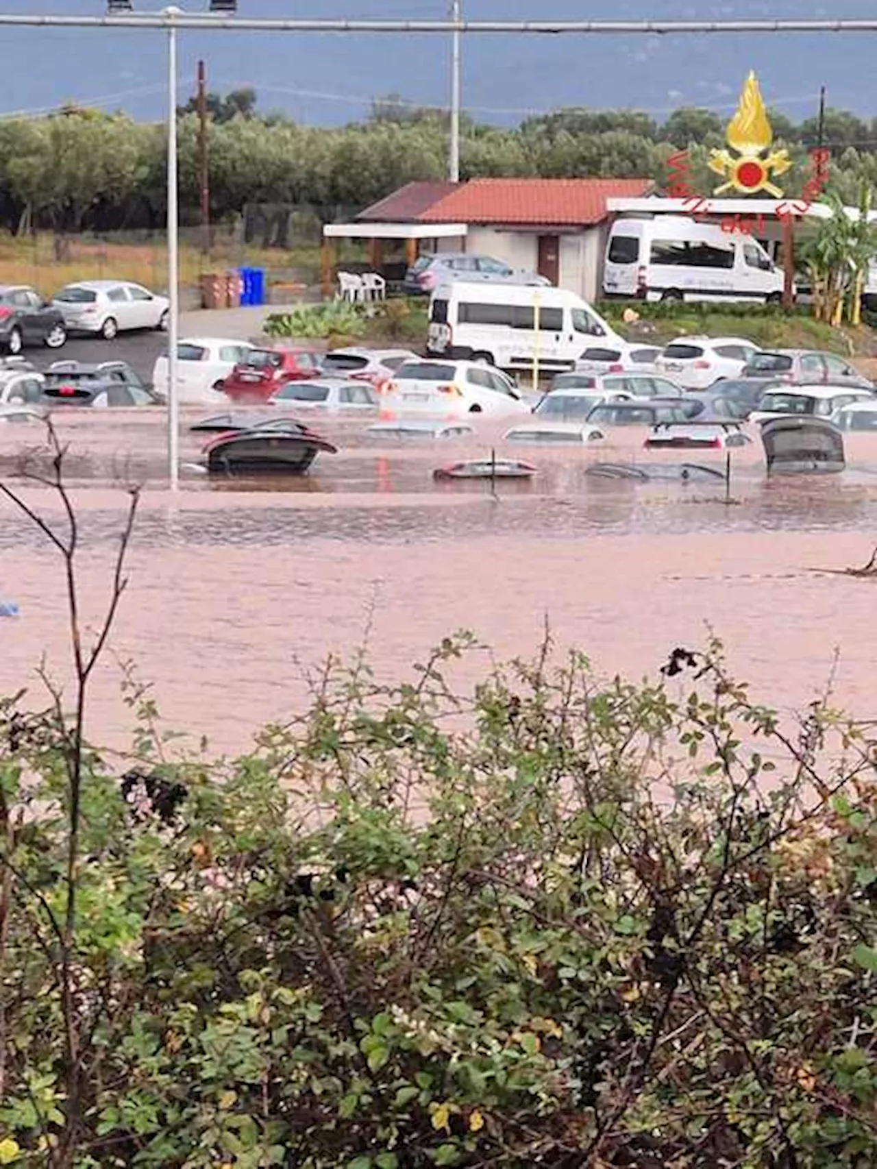 Maltempo nel catanzarese, esonda un torrente e isola paese