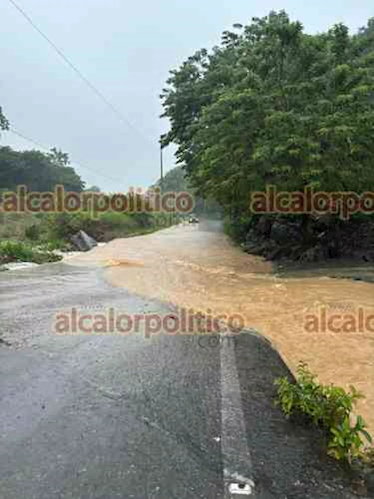 En al menos 7 municipios, inundaciones y deslaves cierran paso en caminos