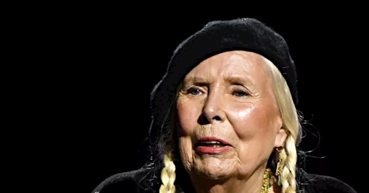 Singer Joni Mitchell Screams ‘F**k Trump’ at Hollywood Bowl