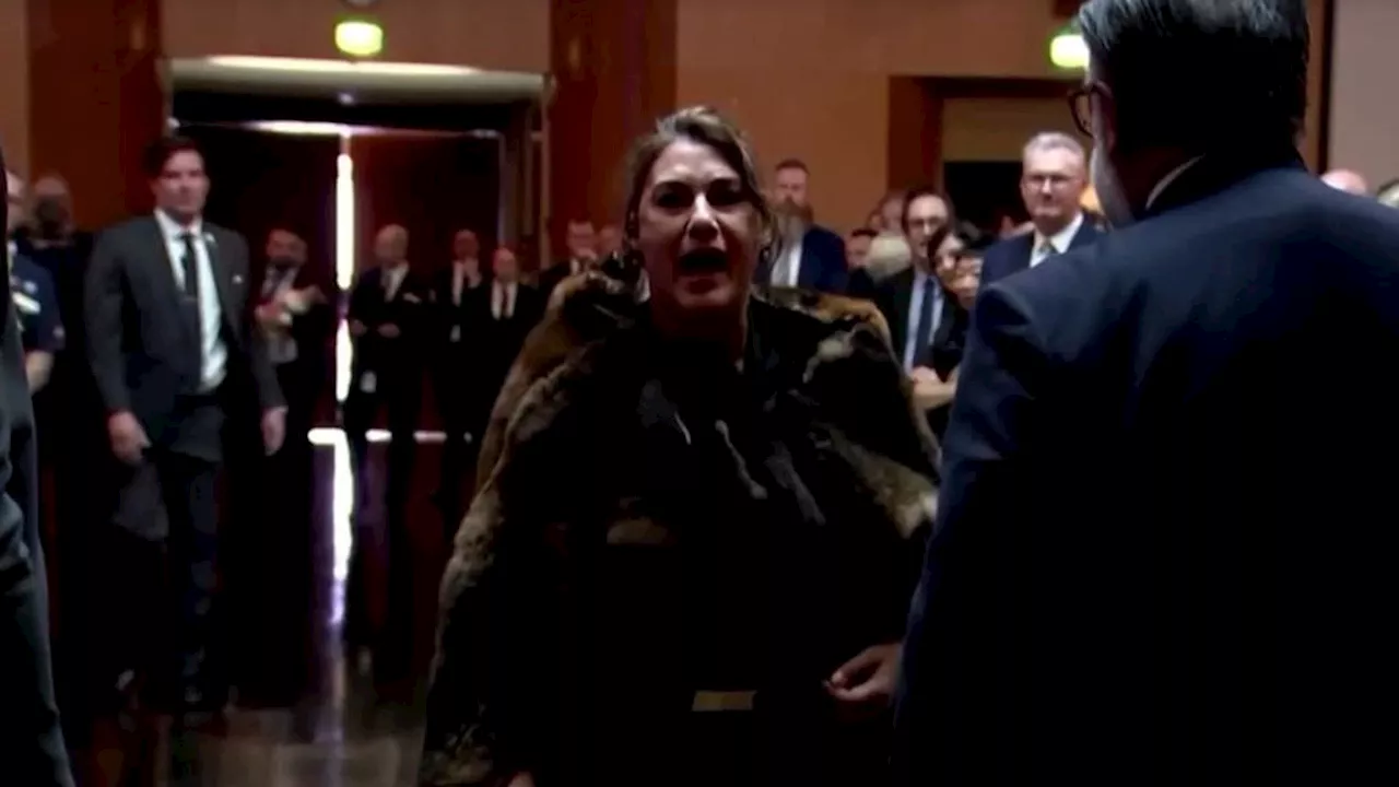 “Você não é meu rei”: senadora indígena confronta Charles III no Parlamento australiano