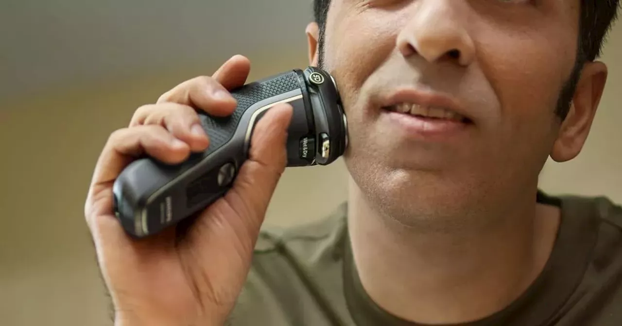 Philips electric shaver that gives 'good, close shave' down from £160 to £70