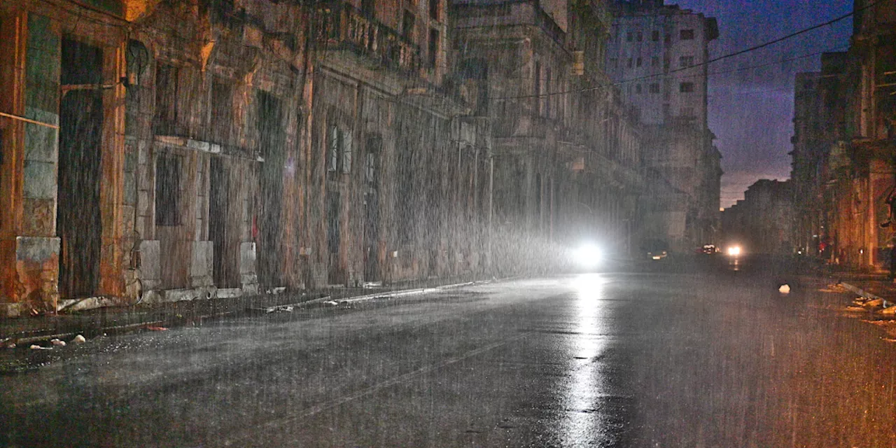 Huracán Oscar toca tierra en una Cuba sin electricidad desde hace dos días