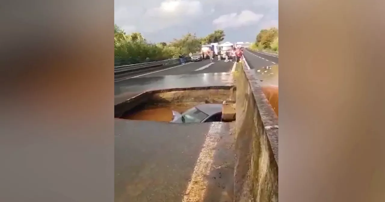 Auto ingoiata da una voragine a Lamezia Terme, paura per il conducente: il video dalla statale colpita dal…