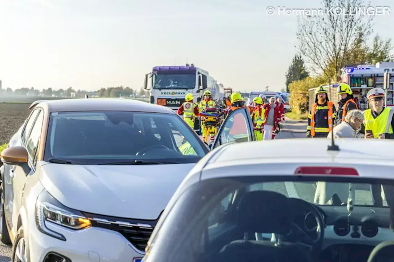 Oö: Lkw-Pkw-Unfall mit vermeintlicher Personenrettung auf der B 133 in Alkoven → drei Verletzte