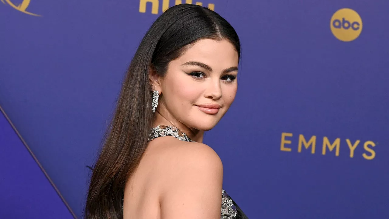 Selena Gomez just cut her hair into the cutest flicked-out bob