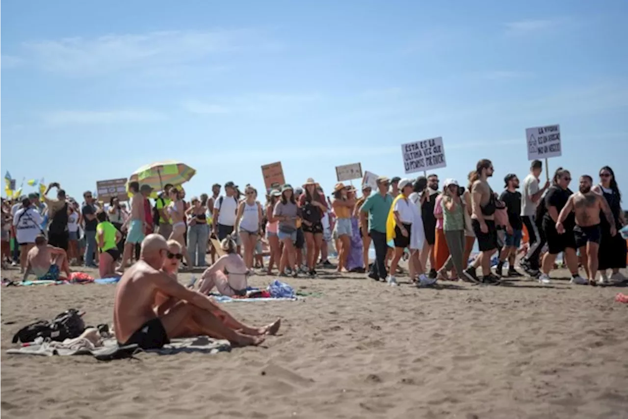 Actievoerders confronteren toeristen op stranden op Tenerife: “Ga naar huis”