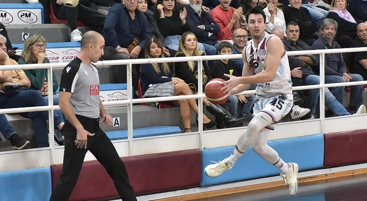 La Sebastiani vince in rimonta contro Brindisi e aggancia la vetta: 74-73. Foto