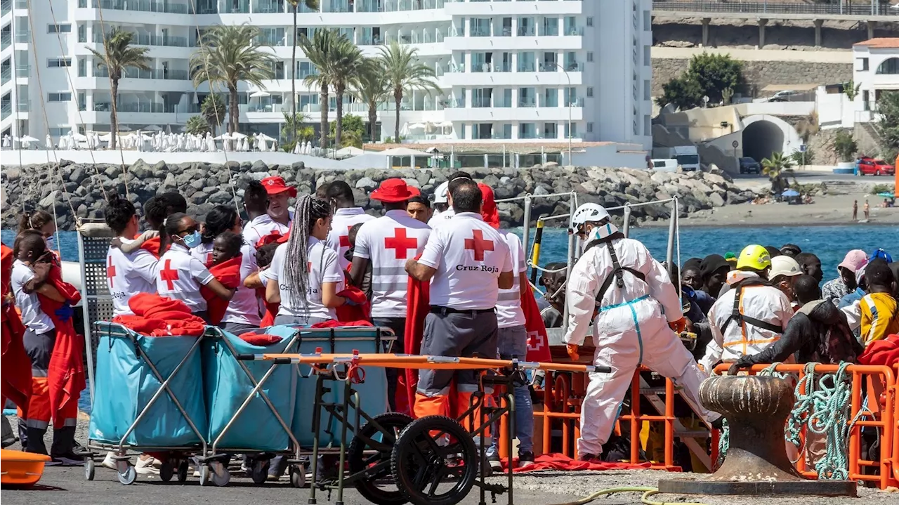 Llega al muelle de Arguineguín, Gran Canaria, el mayor cayuco de su historia