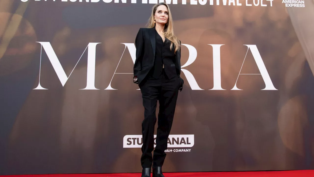 Ad Angelina Jolie basta un completo nero in stile mannish per stupire