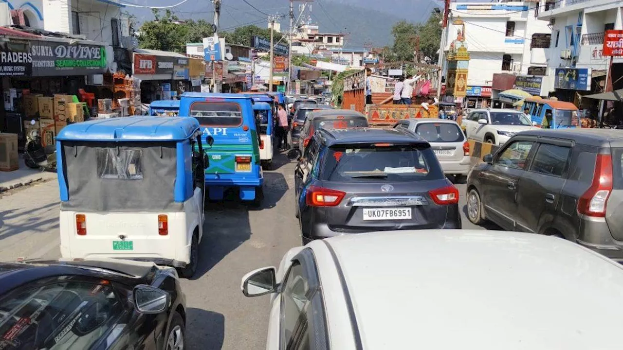 Traffic Jam: ऋषिकेश में बढ़ते ट्रैफिक जाम ने किया बेहाल, स्थानीय लोग बोले- ब्रिज व अंडरपास के साथ बनें पार्किंग