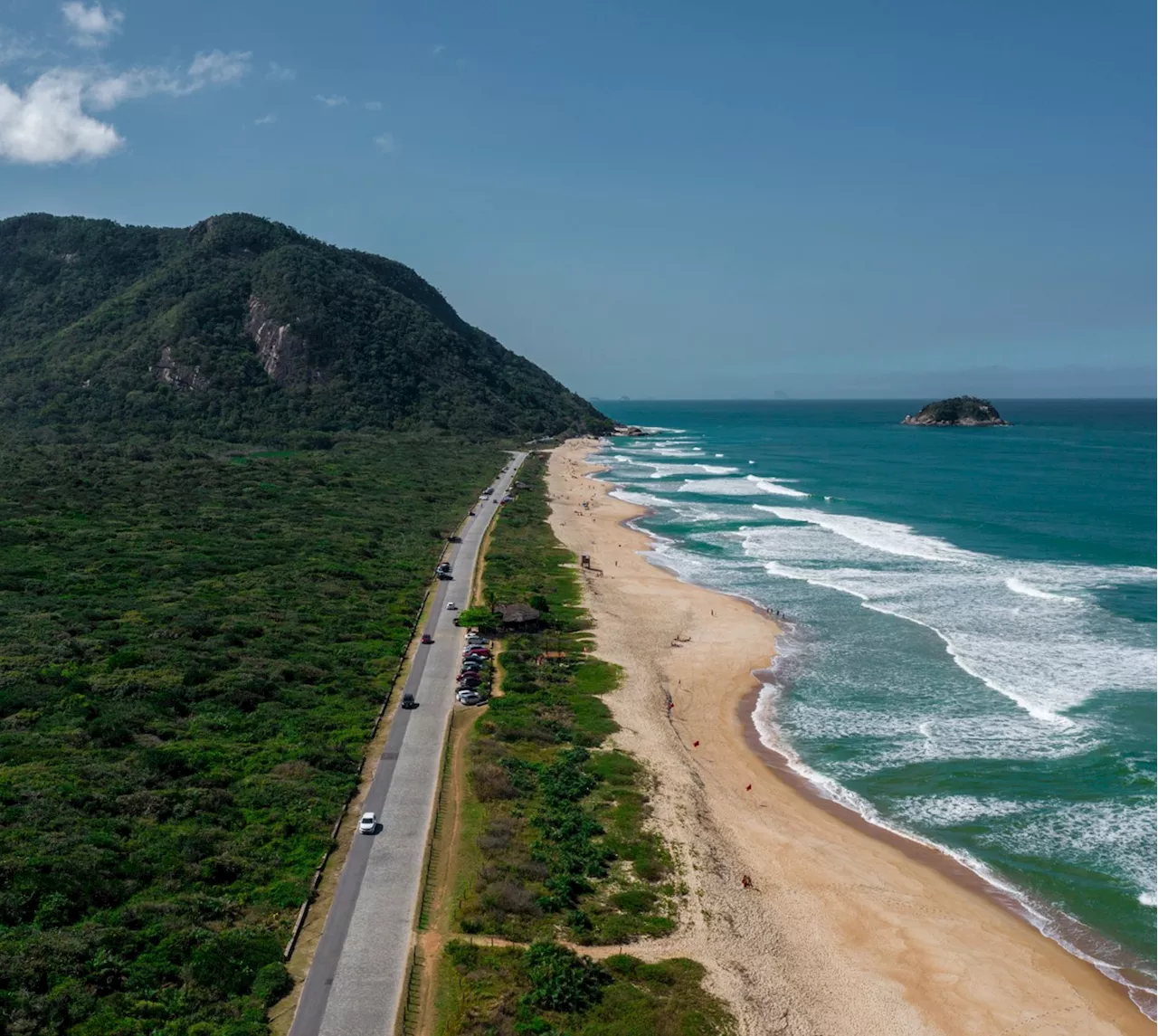 Pela primeira vez na disputa, Praia de Grumari conquista Bandeira Azul