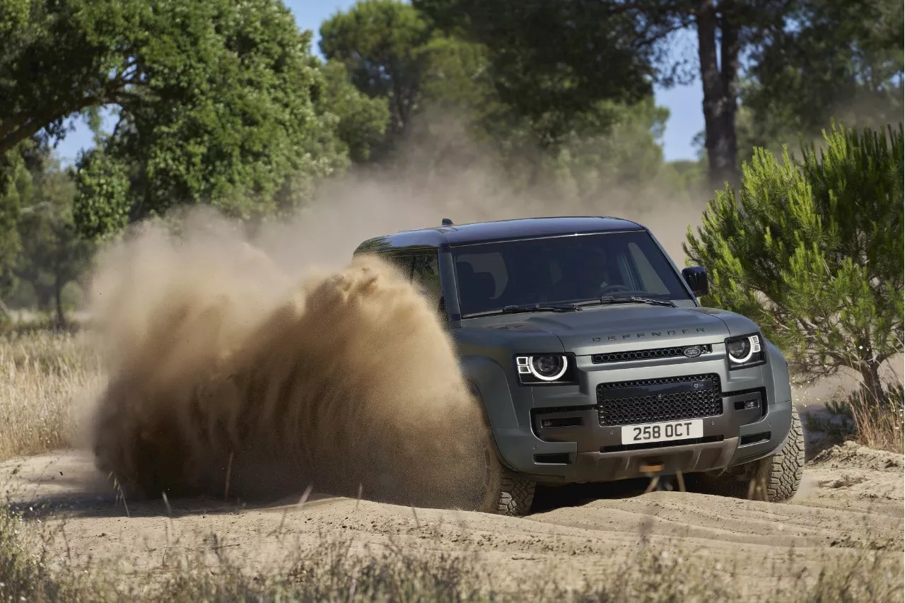 Land Rover Luncurkan New Defender Octa SUV Mild Hybrid Tangguh
