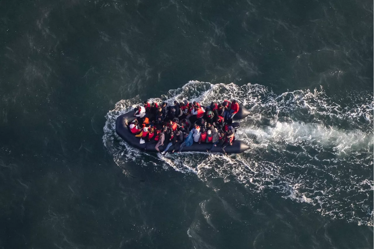 Mort de 27 migrants dans la Manche: la justice voit un 'lien de causalité' entre passeurs et militaires