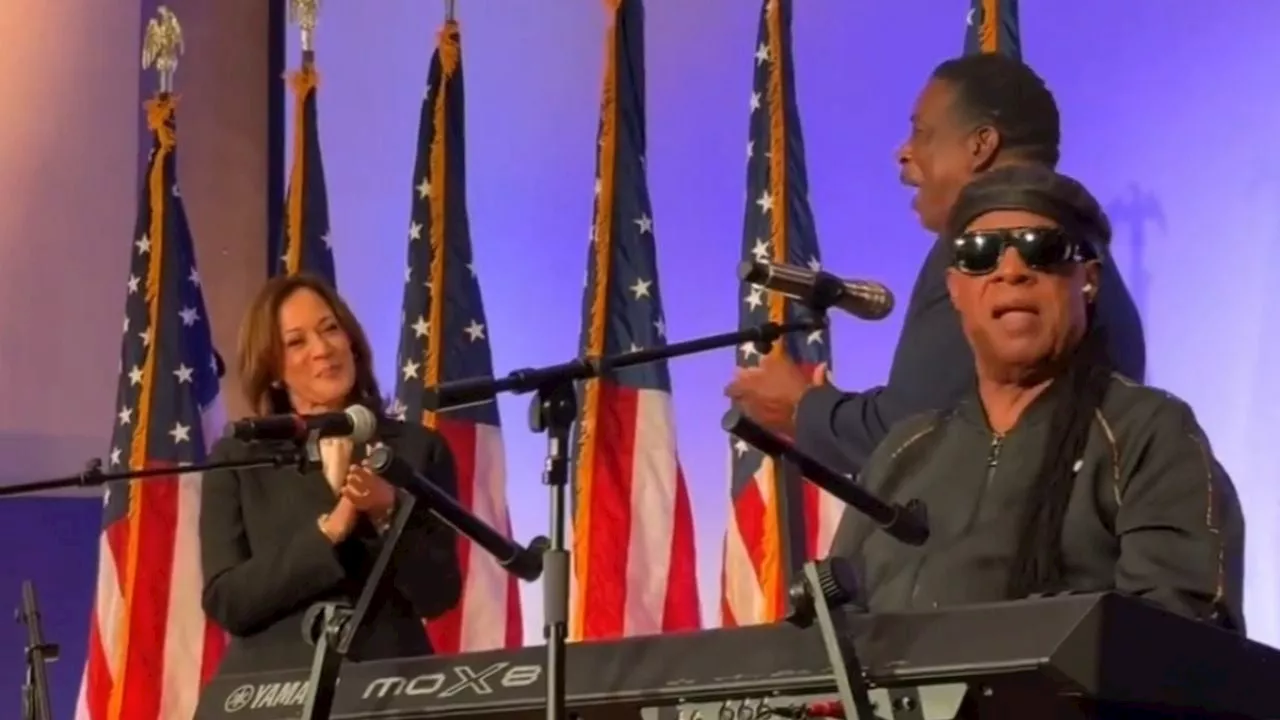 Kamala Harris cumple 60 años haciendo campaña con Stevie Wonder