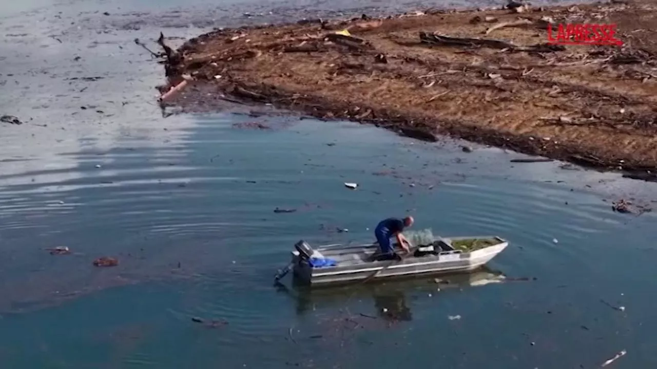 In Bosnia i volontari ripuliscono il lago Jablanica dai rifiuti dopo le inondazioni