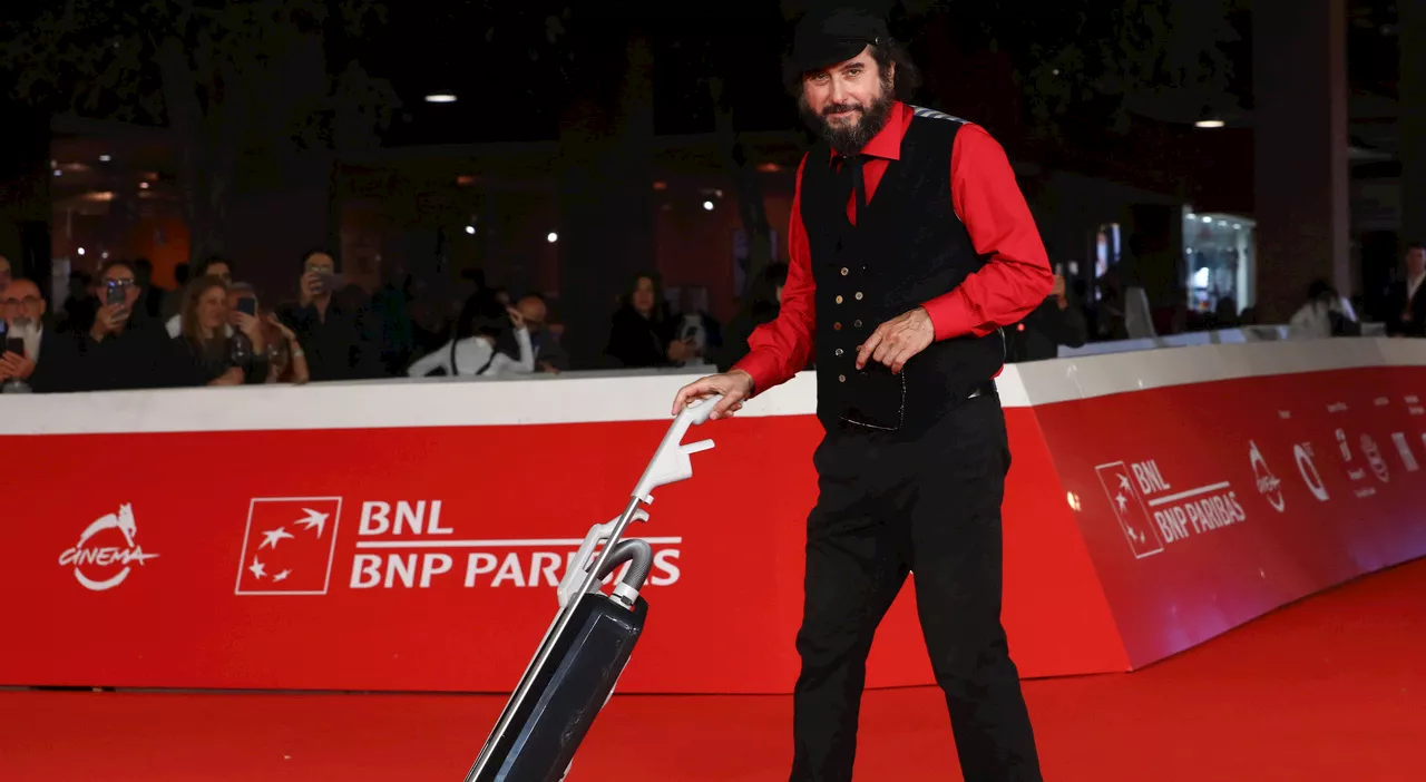 Vinicio Capossela sul red carpet con l'aspirapolvere per Natale Fuori Orario: «Almeno c’è aspirazione»