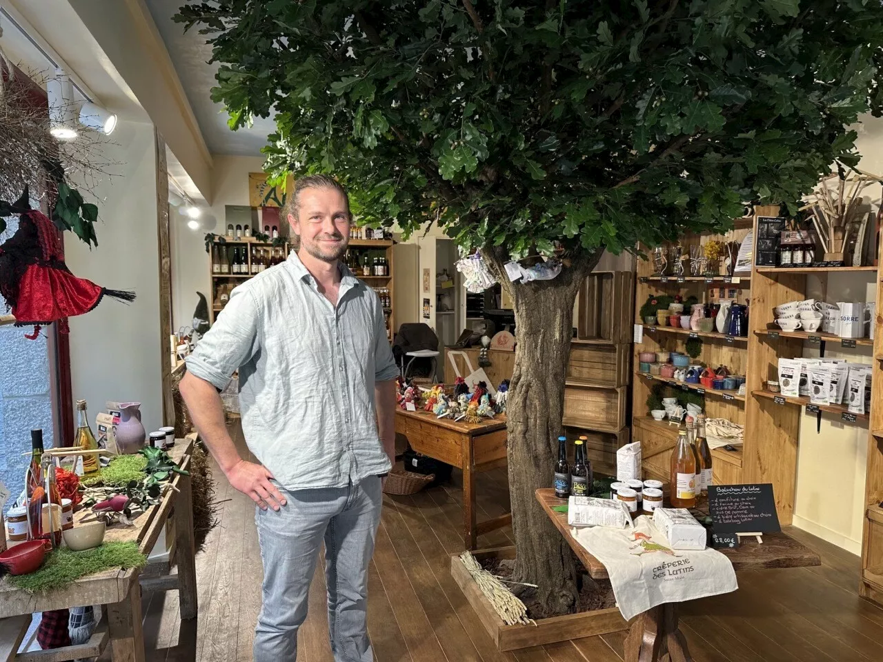 Saint-Malo : une nouvelle épicerie ouvre avec un arbre au milieu de la boutique