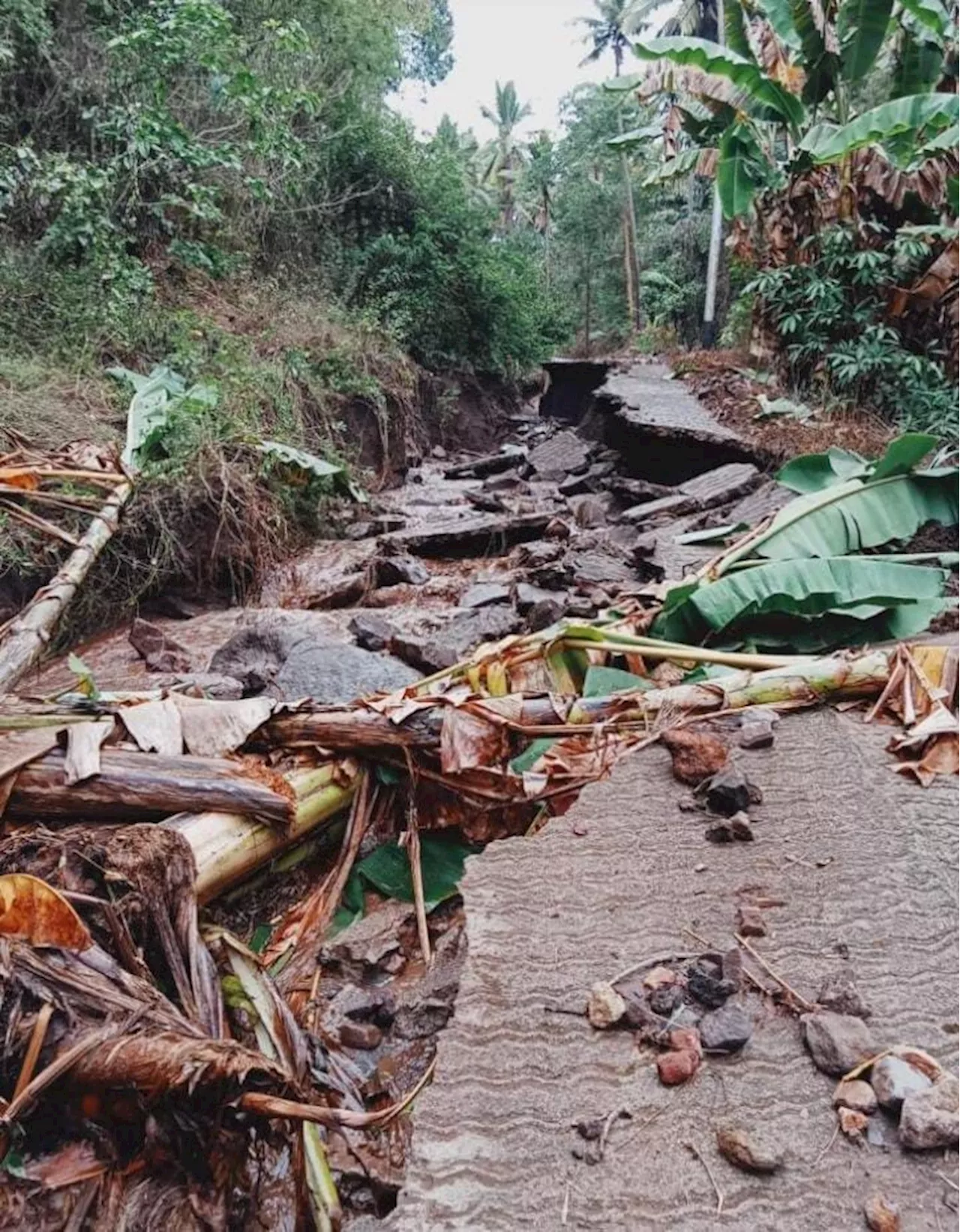 Hujan Perdana Merusak Akses Jalan, Satu Dusun di Lembata Terisolir