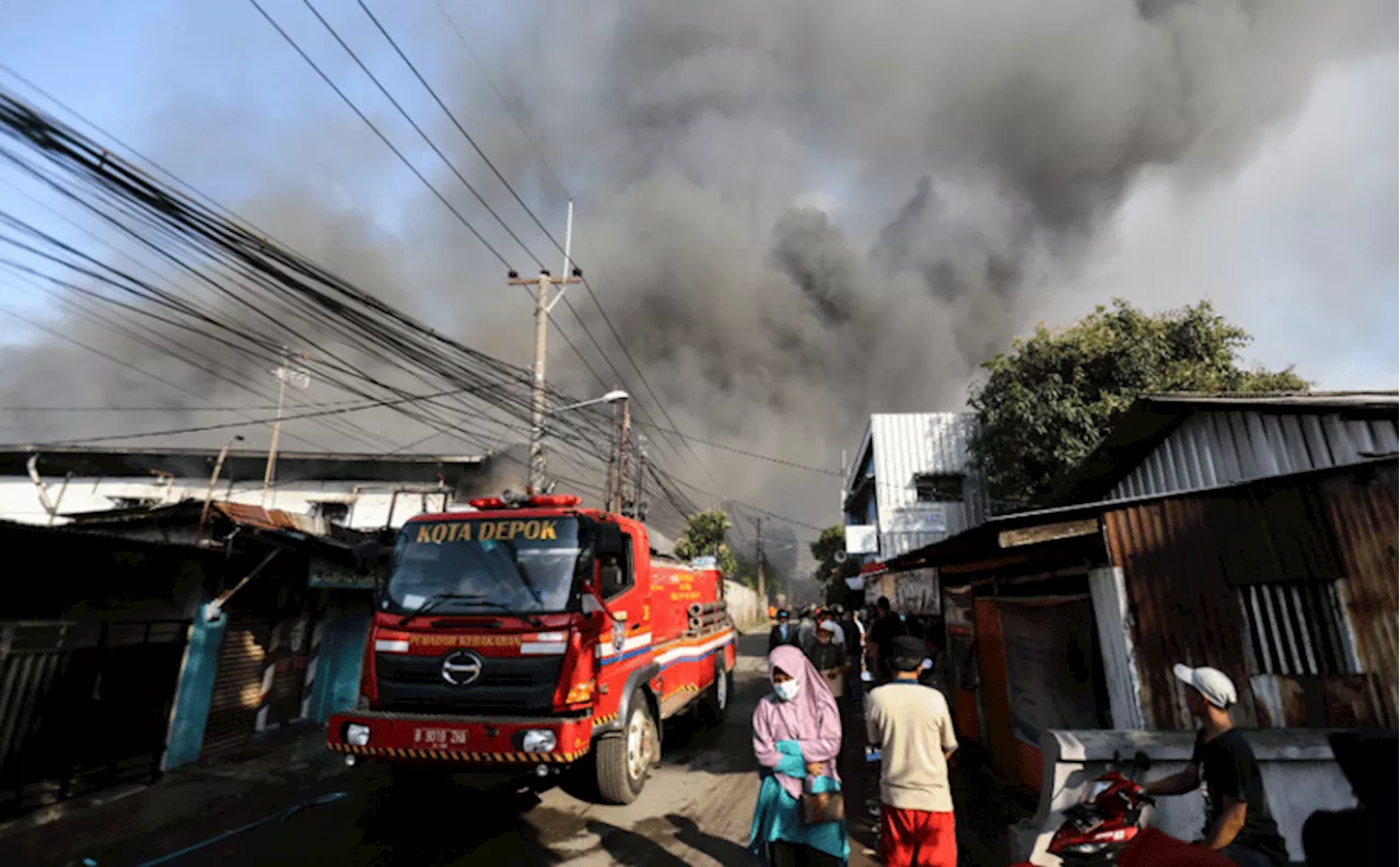 Keluarga Anggota Damkar Depok yang Gugur dalam Tugas di Pasar Cisalak Terima Santunan Rp290 Juta