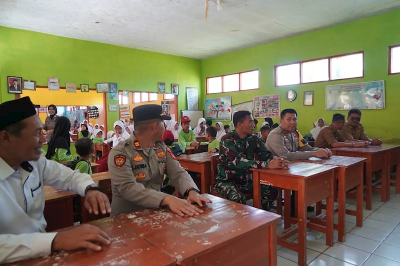 Polres Tasikmalaya Kota Bagikan 210 Paket Makan Siang Bergizi di SDN Hegarsari