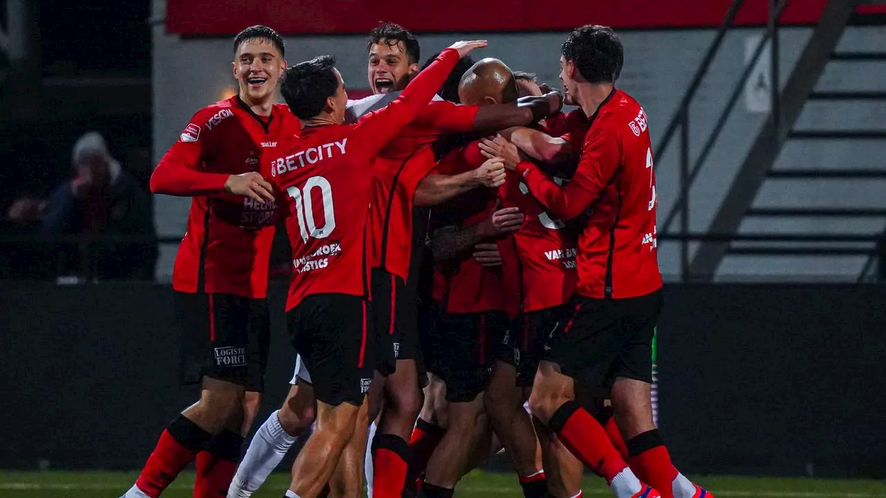 Lennerd Daneels van Helmond Sport maakt wereldgoal vanaf eigen helft