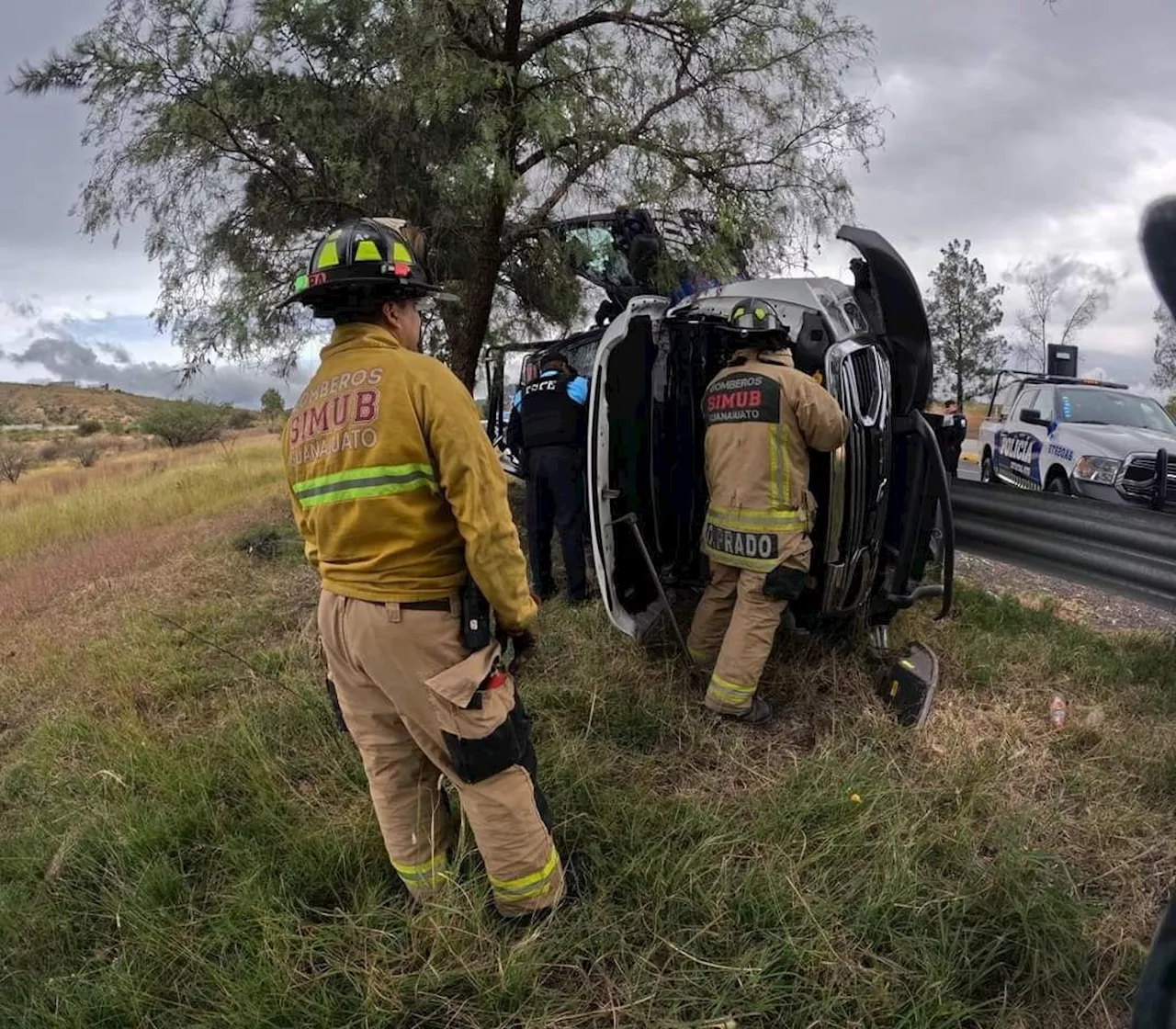 Policías se vuelcan en la carretera de cuota Guanajuato-Silao