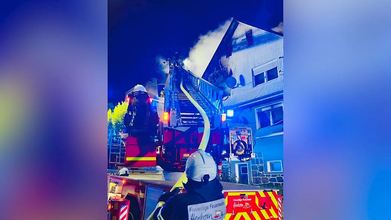 Herborn: Wohnhaus steht in Flammen - Junge (14) springt aus dem Obergeschoss