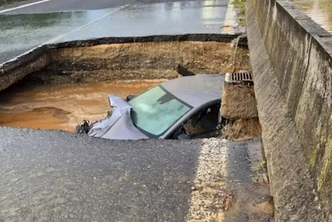 Maltempo Calabria, una voragine si apre e inghiotte un'auto: il video dei Vigili del fuoco