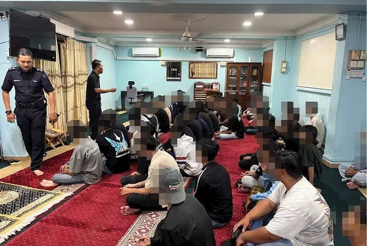 Police detain 152 Illegal street racers, taken to congregational dawn prayer and religious talk