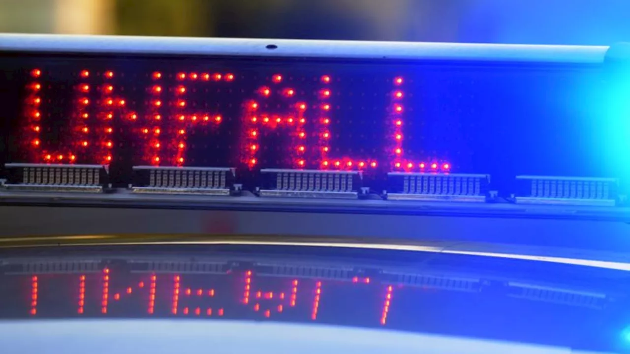 Unfall-Verursacher geflüchtet: Sportwagen-Fahrer stirbt nach schwerem Unfall