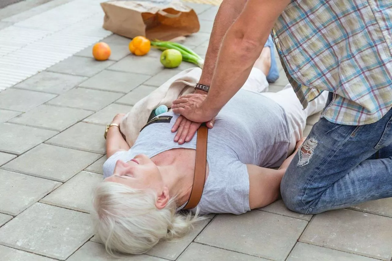 Massage cardiaque féminin : la peur de toucher des seins coûte des vies