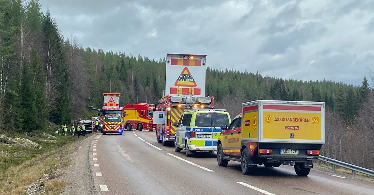 Lastbil på taket mellan Björna och Örnsköldsvik – föraren klämdes fast