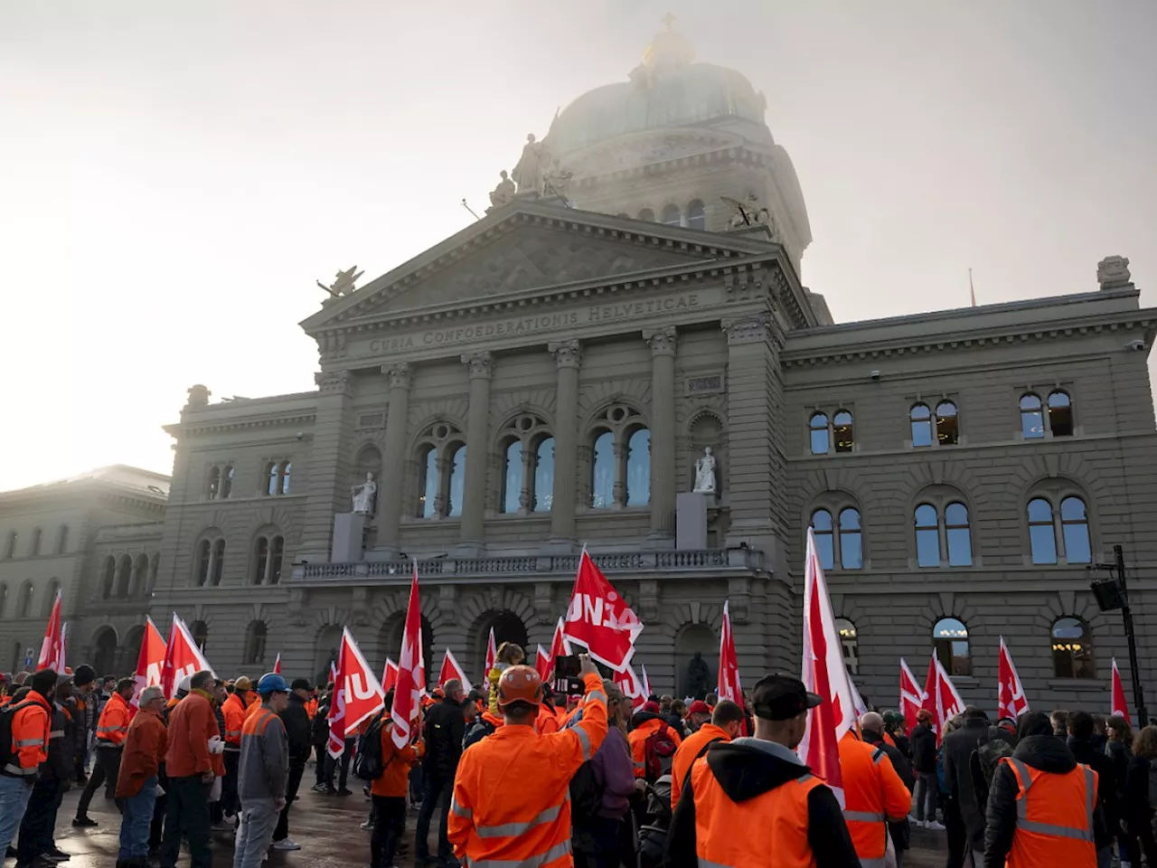 Angestellte von Stahl Gerlafingen protestieren in Bern gegen Abbau