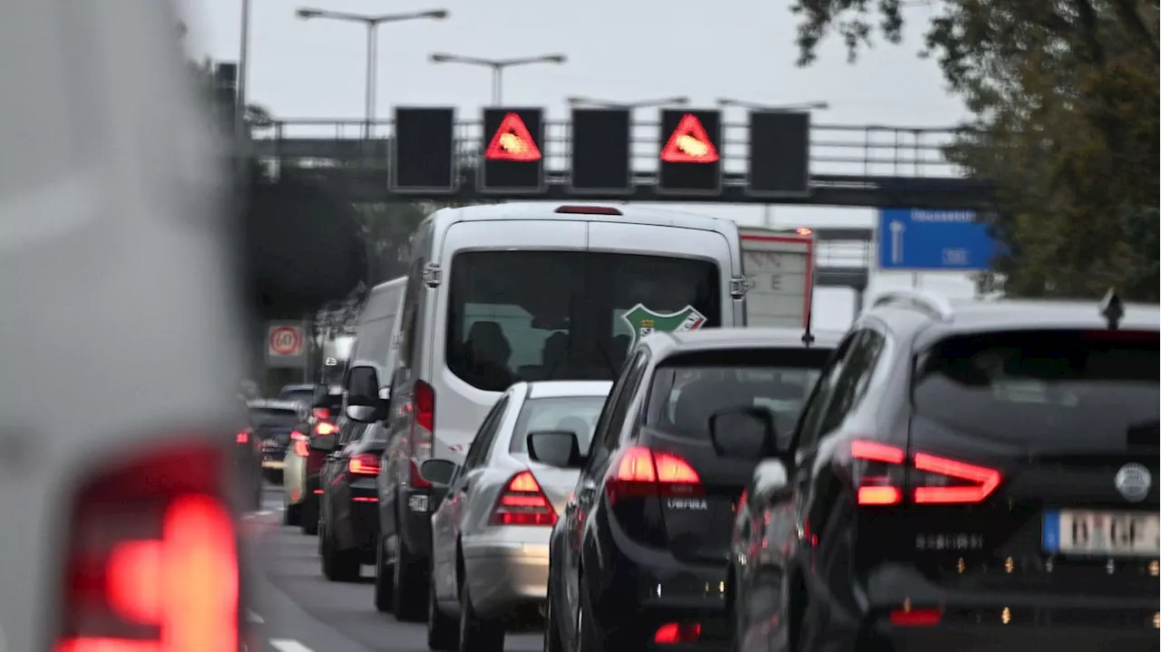 Bauarbeiten während der Herbstferien: Lange Staus auf Berlins Straßen – zwei Stunden mehr auf der A100