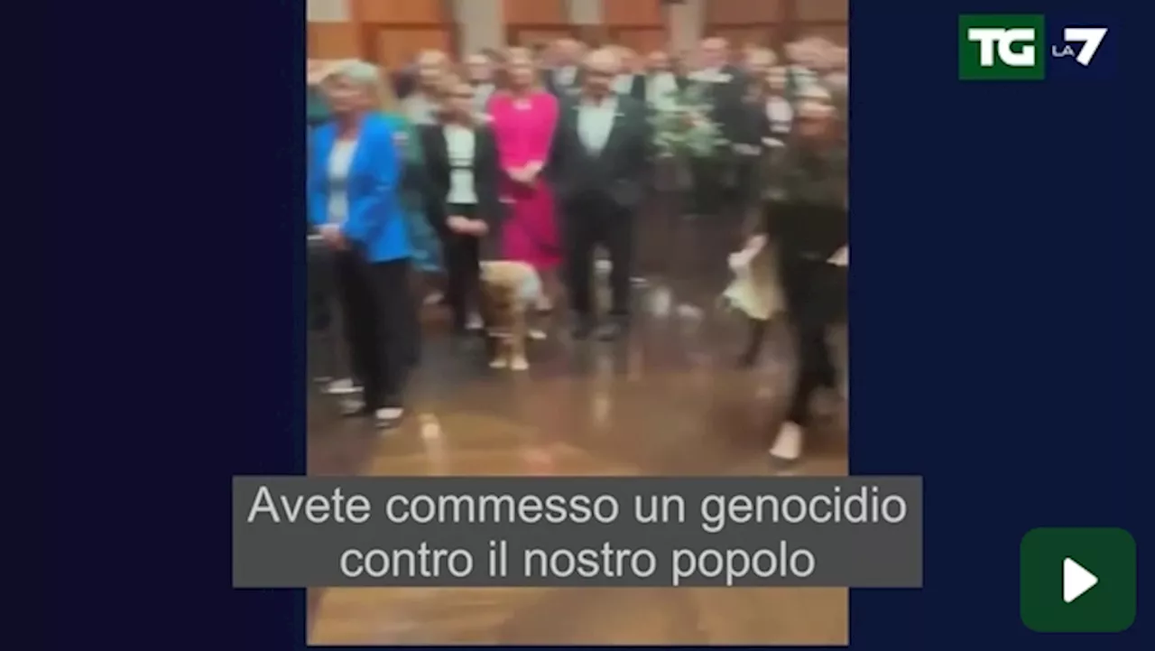 Re Carlo contestato in Australia: 'Sei un genocida, restituisci quello che hai rubato'. Il video