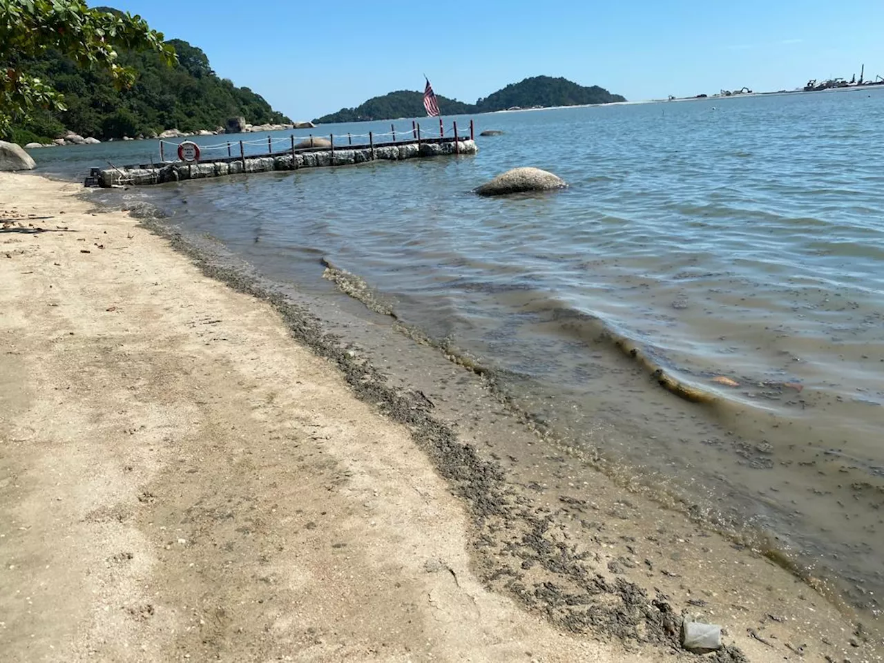 ‘Pantai tercemar dengan lumpur hitam fenomena biasa ketika monsun’