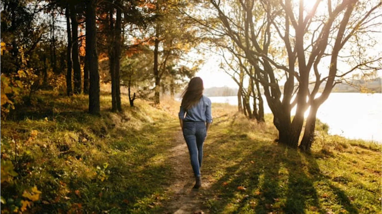 Silent Walking: Apa Itu dan Mengapa Anda Harus Mencobanya untuk Kesejahteraan?