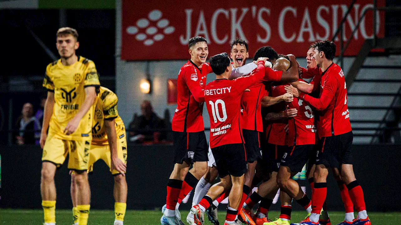 Helmond Sport neemt mede dankzij absolute wereldgoal van eigen helft koppositie over van FC Den Bosch