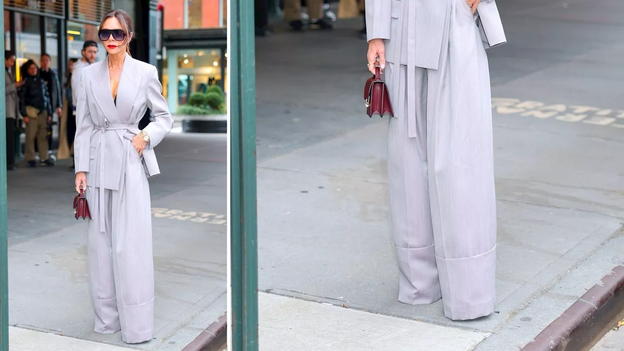 Victoria Beckham lleva pantalones acampanados de ruedo doblado color gris en otoño 2024