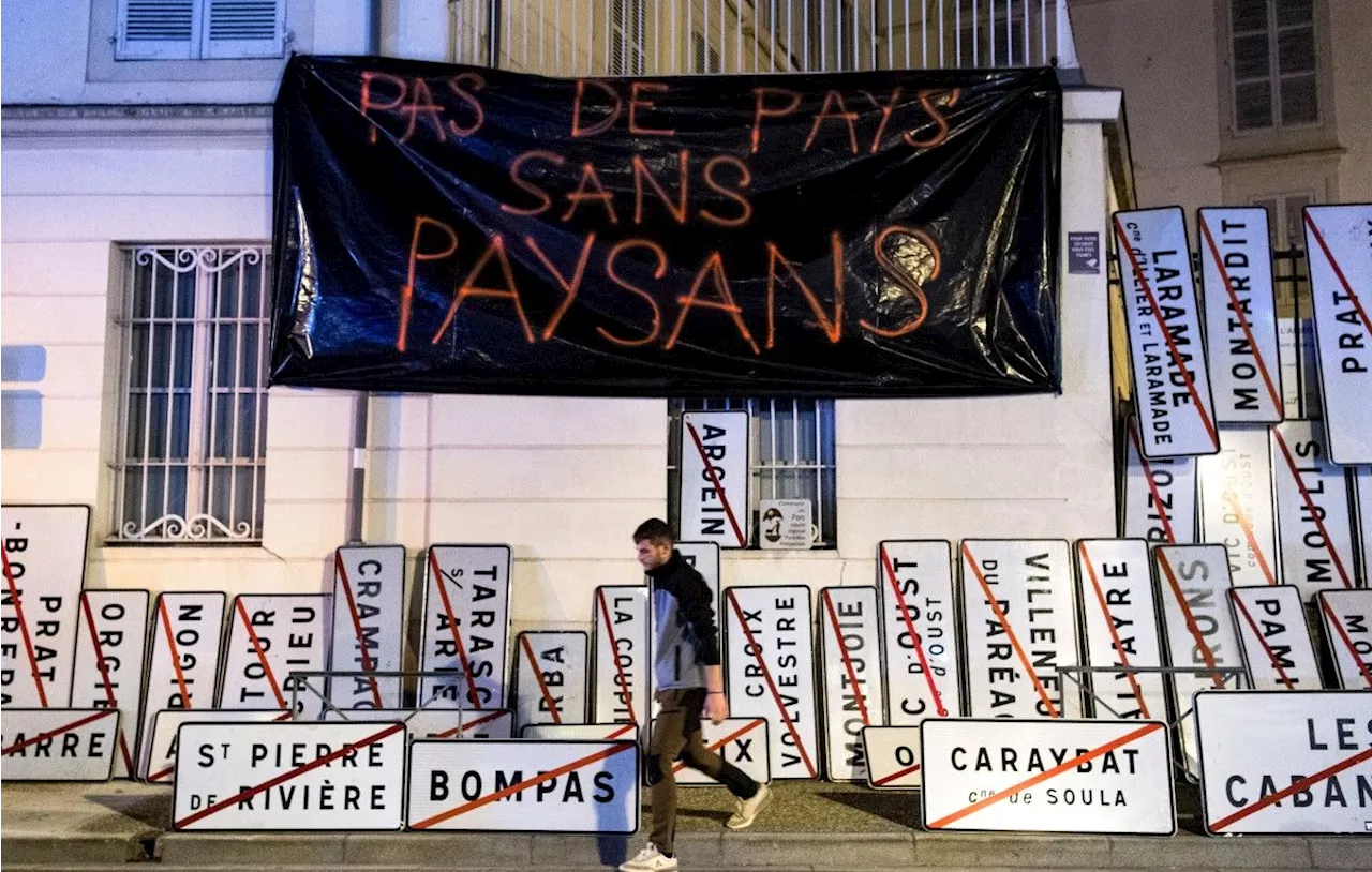 Ariège : Après les panneaux retournés, les agriculteurs retirent 200 panneaux pour les déposer devant la préfecture