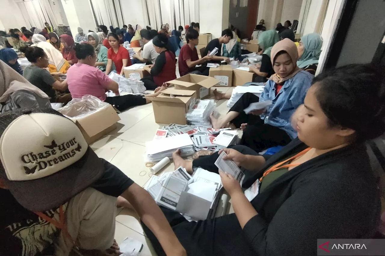 75 orang direkrut KPU Jakbar untuk sortir dan lipat surat suara