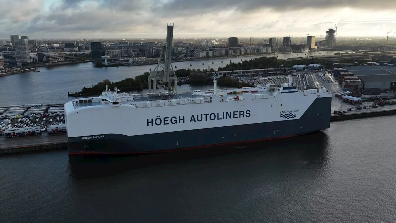 Hamburg: Größter Autofrachter der Welt, Höegh Aurora, legt im Hafen an