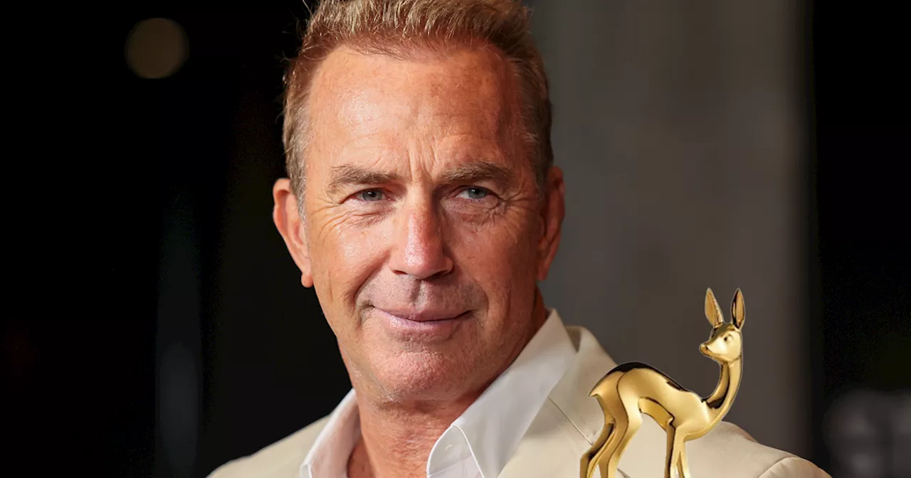 Kevin Costner wird mit einem BAMBI ausgezeichnet