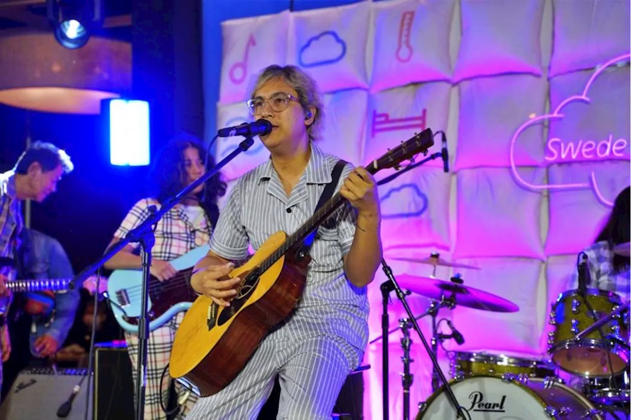  Ely Buendia in pajamas surprise IKEA Philippines customers with live renditions of Eraserheads classics