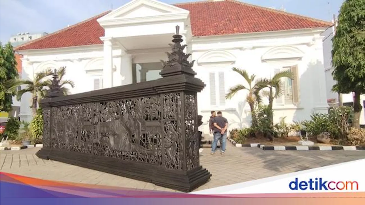 Karya Monumental Entang Wiharso Mejeng di Depan Galeri Nasional Indonesia