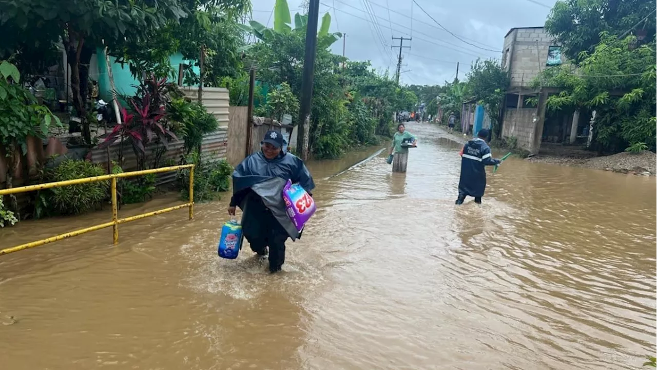 'Nadine' deja inundaciones en 5 municipios de la Cuenca de Oaxaca; evacuan a pobladores