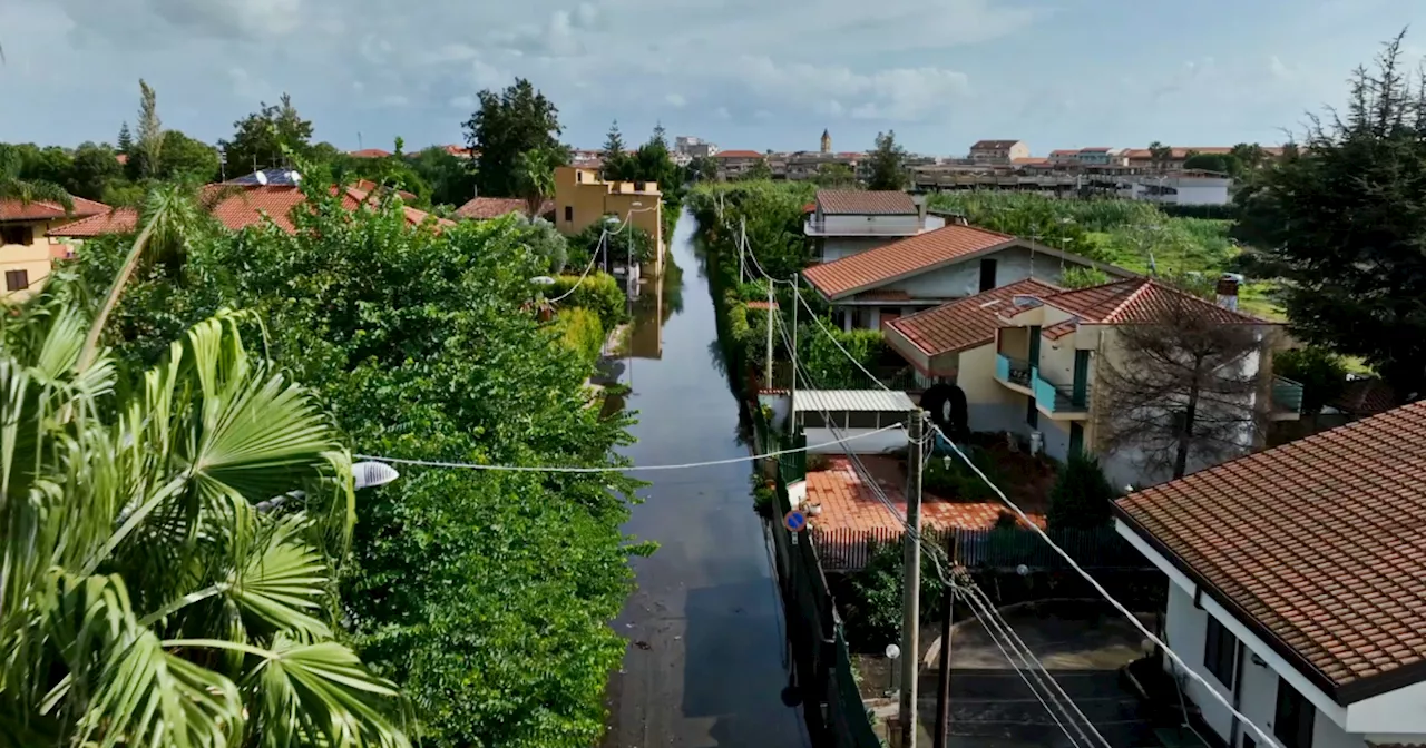 Nubifragio nel Catanese, le strade di Mascali si trasformano in fiumi: il video dal drone